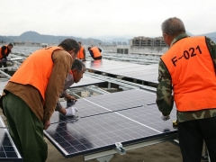 Placas fotovoltaicas instalando