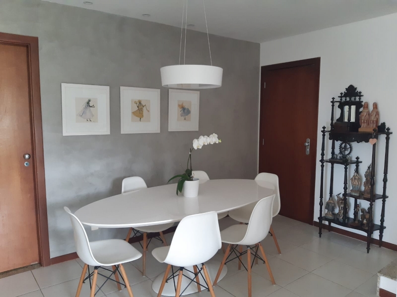 Apartamento em Piatã, Salvador Bahia. O mobiliário moderno e antigo harmonizam-se nesse ambiente contemporâneo, despojado e requintado. 