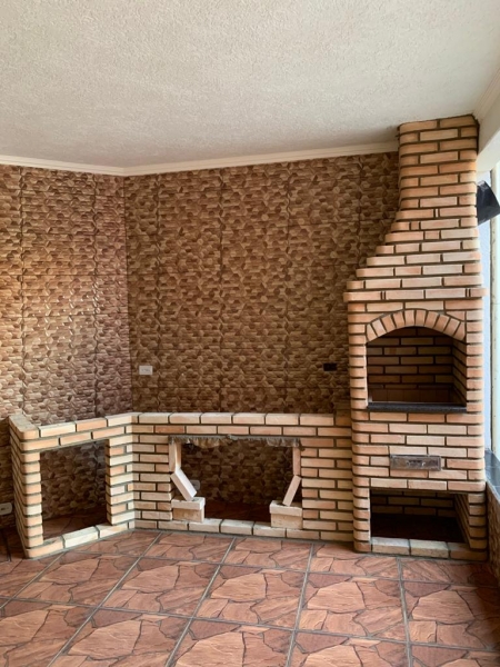 Nessa varanda de casa, nós da Bella Telha construimos uma churrasqueira de tijolo aparente, um gabinete de pia  e um balcão também de tijolinho. Essa churrasqueira é da nossa linha tradição, com boca em arco. Atendemos a grande Sao Paulo, litoral, interior e  outros Estados. Solicite um orçamento que sera um prazer te atender e realizar seu sonho de ter um lindo espaço gourmet; seja em sua casa, apartamento, sitio ou para presentear quem voce ama com originalidade.