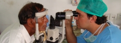Dr. Marco Antonio Olyntho examinando paciente na India