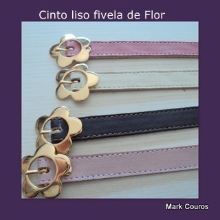 Cinto liso com fivela de flor