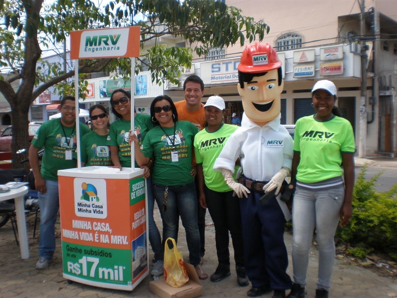 Ação em praças com o mascote da empresa