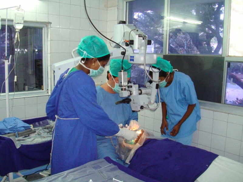Dr. Marco Antonio Olyntho em cirurgia oftalmológica