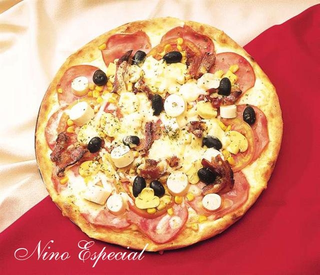 Pizza NINO ESPECIAL (lombo, champignon, bacon, palmito, tomate, milho e azeitona)
