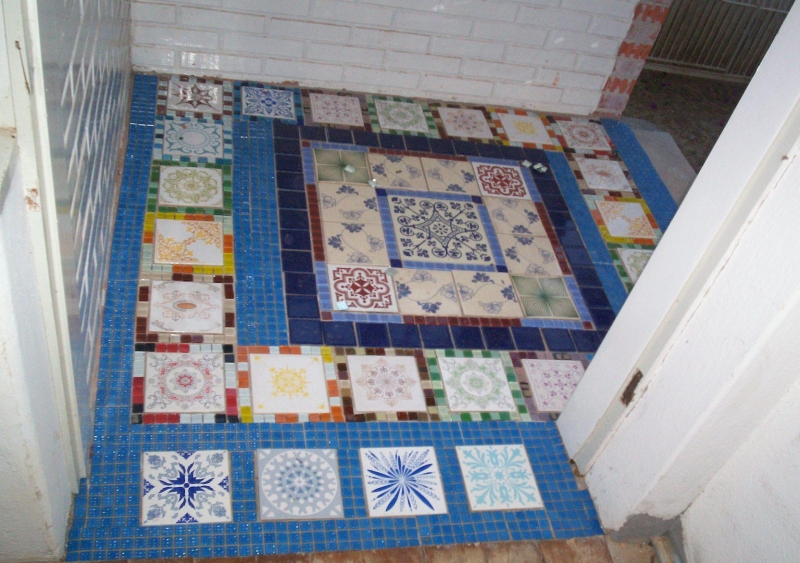 Azulejos antigos em piso formando tapete em hall de entrada!