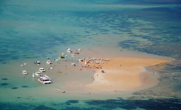 Ilhas de corais visveis na mar baixa