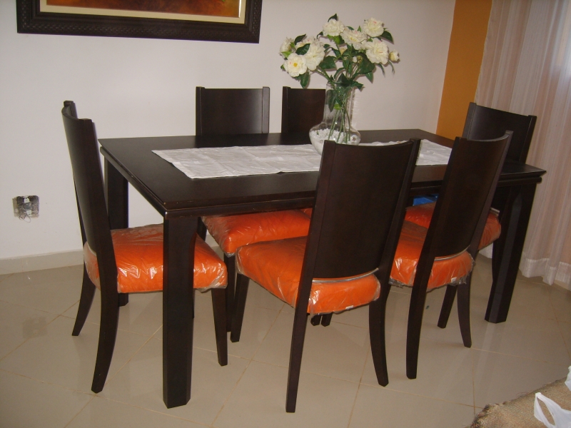 conj. de mesa em MDF laquiado com 6 cadeiras estofadas
