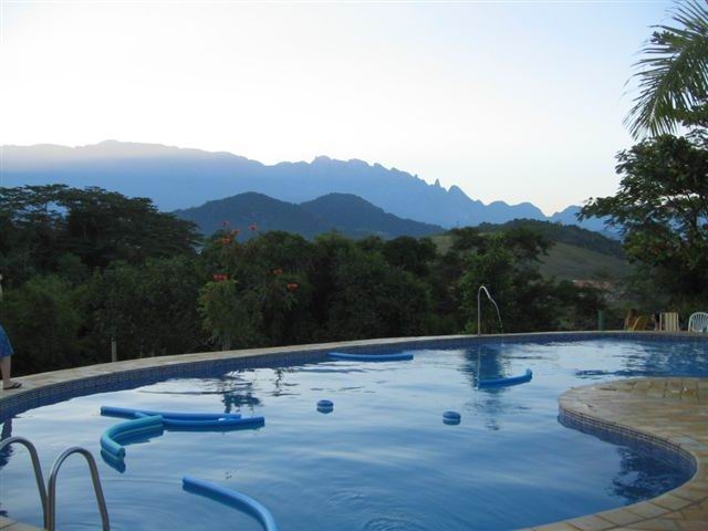 Piscina com vista para Serra dos Orgaos e Pico Dedo de Deus