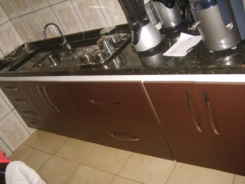 balcão de cozinha com gaveteiro, 2 gavetões de aramado em MDF castanho dourado